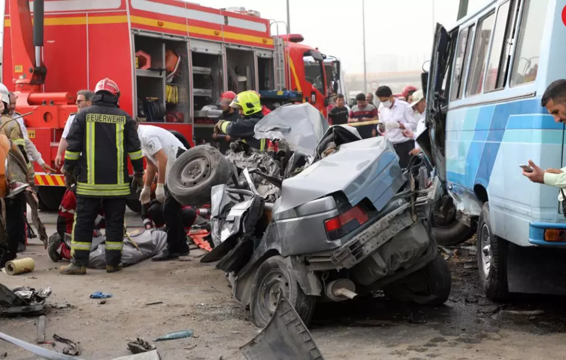 تصادف وحشتناک در مشهد! / مرگ های دردناک در ماشین مچاله شده ساخت ایران! + ۵ عکس
