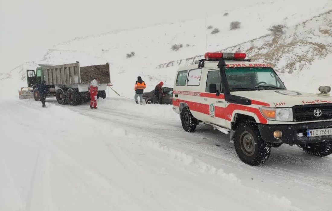 رها سازی ۱۰۰ دستگاه خودرو گرفتار در برف و اسکان ۶۰ نفر توسط هلال احمر قوچان