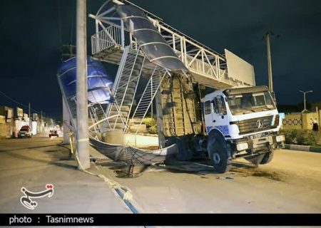 برخورد جک کامیون با پل علبر پیاده باعث واژگون شدن پل شد/عکس