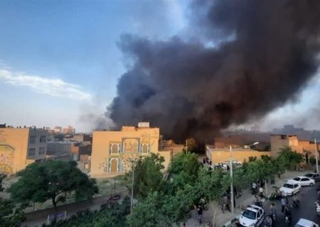  ۱۰منزل مسکونی در پی آتش سوزی گسترده انبار لوازم خانگی تخلیه شد