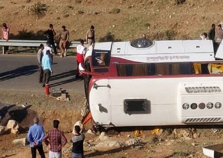 اتوبوس زائران اربعین در ۷۰ کیلومتری مرز ایران و عراق واژگون شد