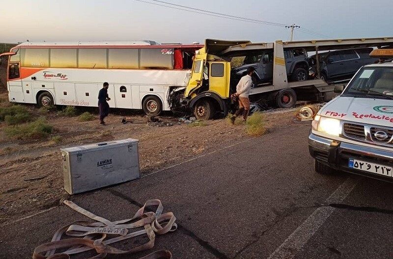 برخورد مرگبار تریلی با اتوبوس در مه‌ولات؛ ۲۶ نفر مصدوم شدند