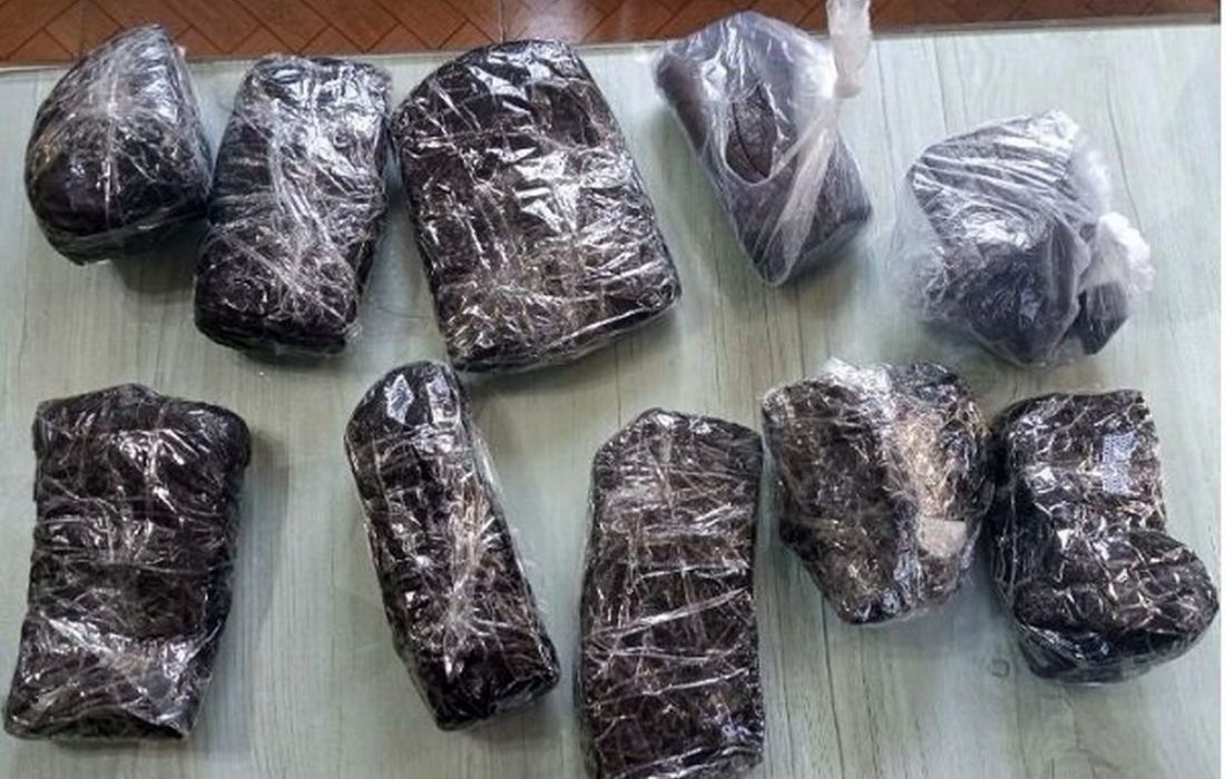 کشف ۱۲ کیلو تریاک در خودروی سواری