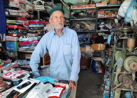 دستگاه جوراب‌بافی این پیرمرد دیگر نای چرخیدن ندارد