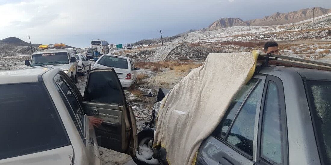 بارش تگرگ باعث تصادف زنجیره ای در جاده گناباد – قائن شد / ۱۲ نفر مصدوم شدند