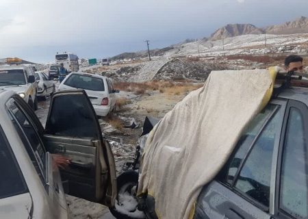 بارش تگرگ باعث تصادف زنجیره ای در جاده گناباد – قائن شد / ۱۲ نفر مصدوم شدند