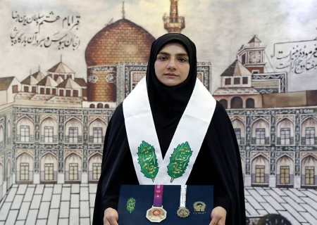 بانوی قهرمان کشتی آلیش مدال خود را به موزه حرم رضوی اهدا کرد
