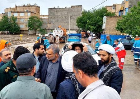 توزیع لوازم خانگی بین سیل‌زدگان مشهد