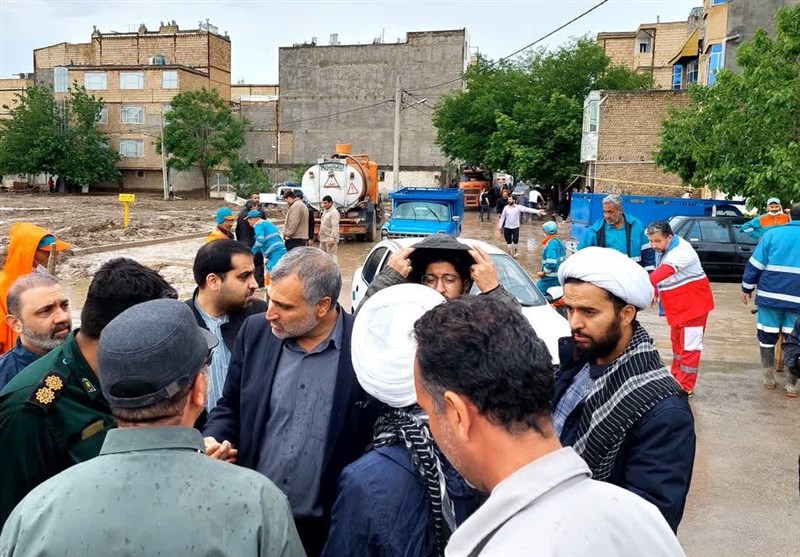 توزیع لوازم خانگی بین سیل‌زدگان مشهد