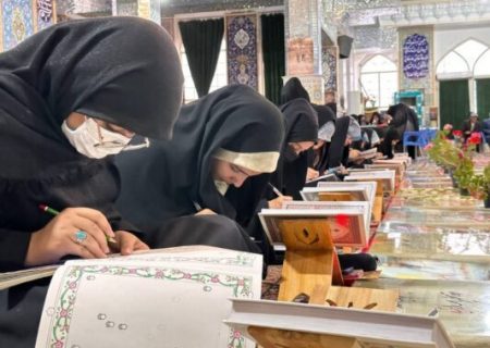 اهدای قرآن کتابت شده دانش آموزان رفسنجانی به کتابخانه رضوی