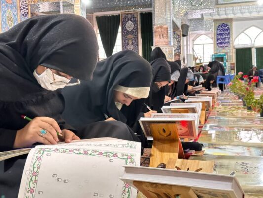 اهدای قرآن کتابت شده دانش آموزان رفسنجانی به کتابخانه رضوی