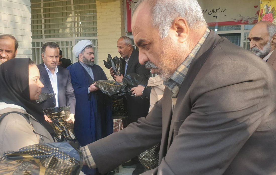 اهدای ۲۵۰۰ لباس فرم مدارس به دانش آموزان مشهدی