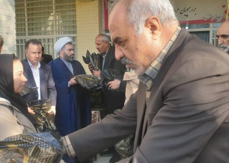 اهدای ۲۵۰۰ لباس فرم مدارس به دانش آموزان مشهدی