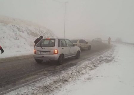 جاده کاشمر به کوهسرخ به علت بارش برف مسدود شد
