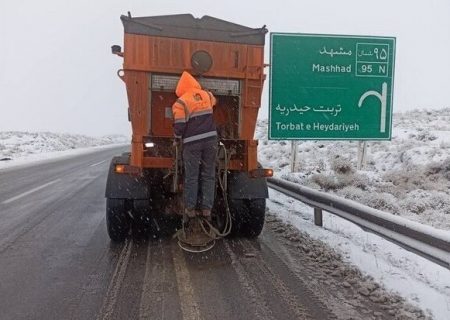 تداوم بارش برف در محورهای مواصلاتی تربت‌حیدریه و تلاش برای حفظ ایمنی جاده‌ها