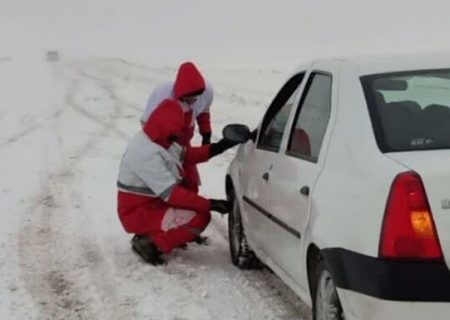 خدمت‌رسانی هلال احمر خراسان رضوی به ۱۳۴۸ حادثه‌دیده در پی بارش برف و برودت هوا