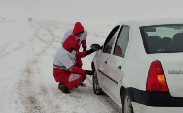 خدمت‌رسانی هلال احمر خراسان رضوی به ۱۳۴۸ حادثه‌دیده در پی بارش برف و برودت هوا