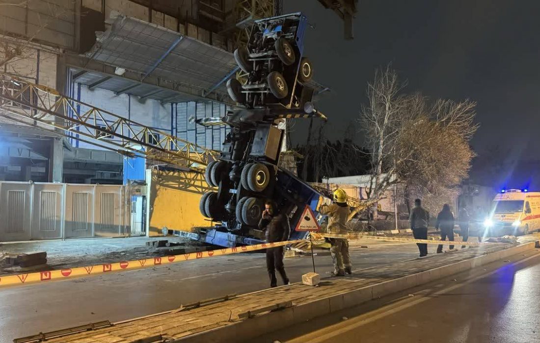 مصدومیت راننده در حادثه سقوط جرثقیل در مشهد