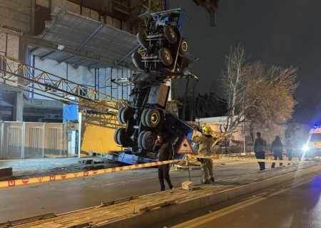 مصدومیت راننده در حادثه سقوط جرثقیل در مشهد