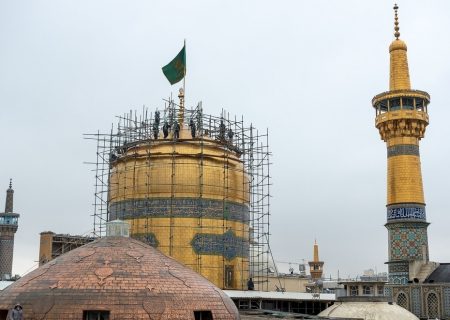 عملیات غبارروبی و شست‌وشوی گنبد مطهر حرم امام رضا(ع) آغاز شد