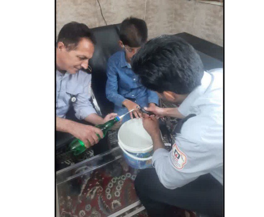 نجات انگشت پسربچه زابلی از گیرِ انگشتر تیتانیومی