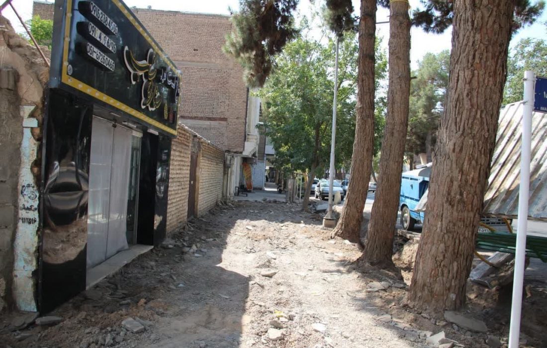شهرداری گناباد پروژه جدید مبلمان شهری را آغاز کرد