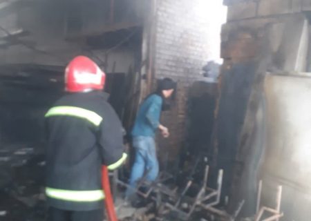 آتش‌نشانان گنابادی حریق کارگاه صنعتی را مهار کردند