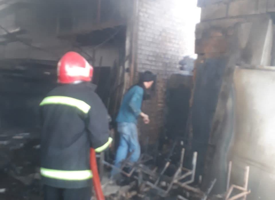 آتش‌نشانان گنابادی حریق کارگاه صنعتی را مهار کردند