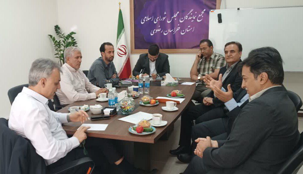 نشست  نماینده خواف و رشتخوار با سرمایه‌گذاران انرژی‌های تجدیدپذیر استان خراسان رضوی برگزار شد
