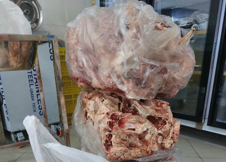 جمع آوری و برخورد قانونی با متخلفان عرضه اسکلت و ضایعات مرغ