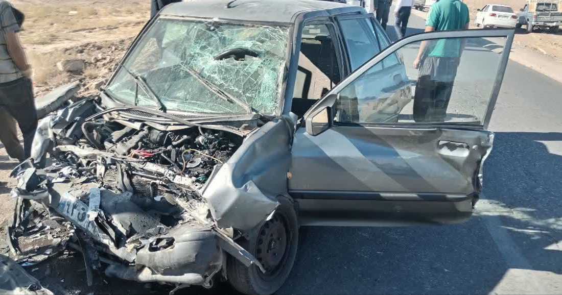 رها سازی فرد مصدوم از داخل خودرو توسط آتش نشانی گناباد