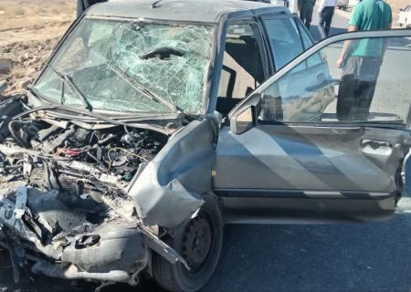 رها سازی فرد مصدوم از داخل خودرو توسط آتش نشانی گناباد