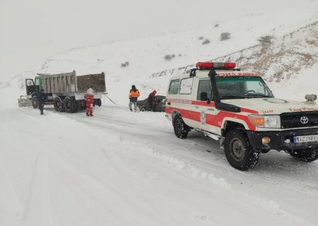 رها سازی ۱۰۰ دستگاه خودرو گرفتار در برف و اسکان ۶۰ نفر توسط هلال احمر قوچان